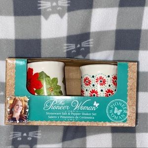 Pioneer woman salt and pepper set